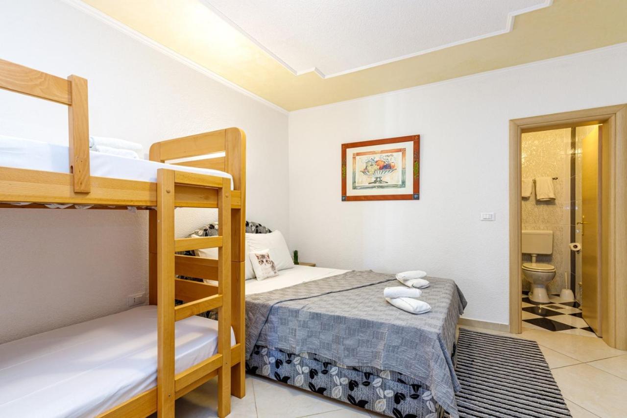 Genoa Rooms Пореч Экстерьер фото